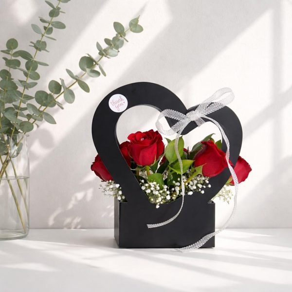 Arreglo Floral Corazón Elegante – Amor y Distinción