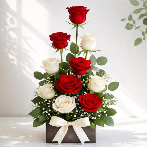 Arreglo Floral con Rosas Rojas y Blancas en Base Decorativa