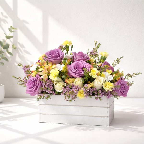 Arreglo Floral con Rosas Lilas y Flores Mixtas