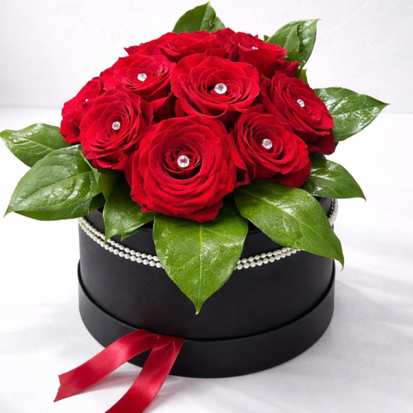 Caja floral con rosas rojas y diamantes