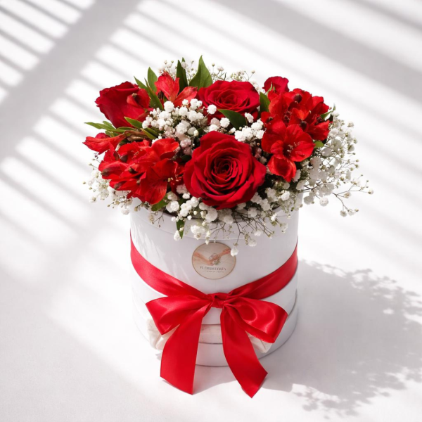 Caja Floral con Rosas Rojas y Astromelias